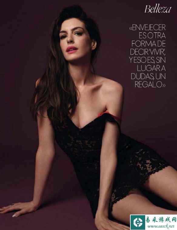 安妮·海瑟薇曝最新杂志写真 红色内衣肩带滑落肩头