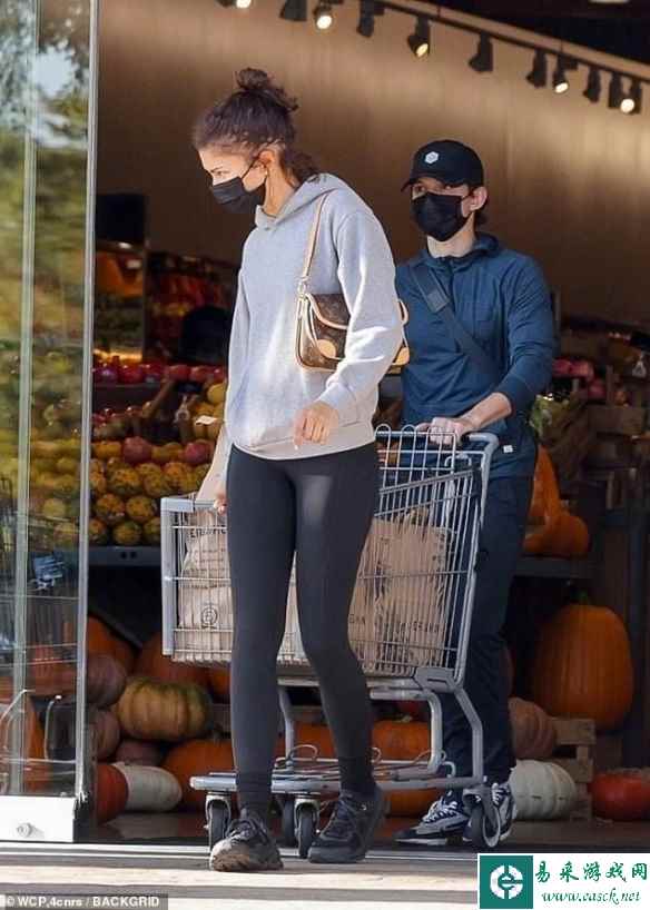 赞达亚荷兰弟曝近照 小情侣携手外出购物甜甜蜜蜜！