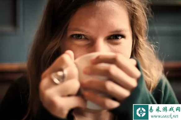 过犹不及！湖南长沙某女子1天5杯咖啡喝成“脆骨人”