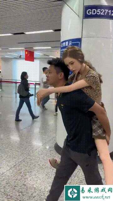 把硅胶娃娃当老婆带出门 动图 大猩猩抠完鼻屎放嘴里