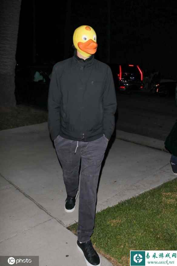 万圣节派对好莱坞明星云集 小李子的小黄鸭Cos又赢了