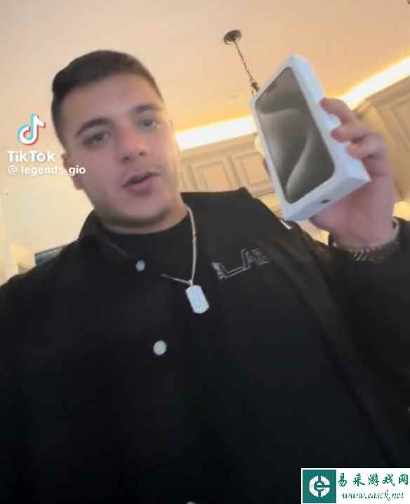 拍4发60？国外小哥只买4部苹果15Pro Max却收到60部！