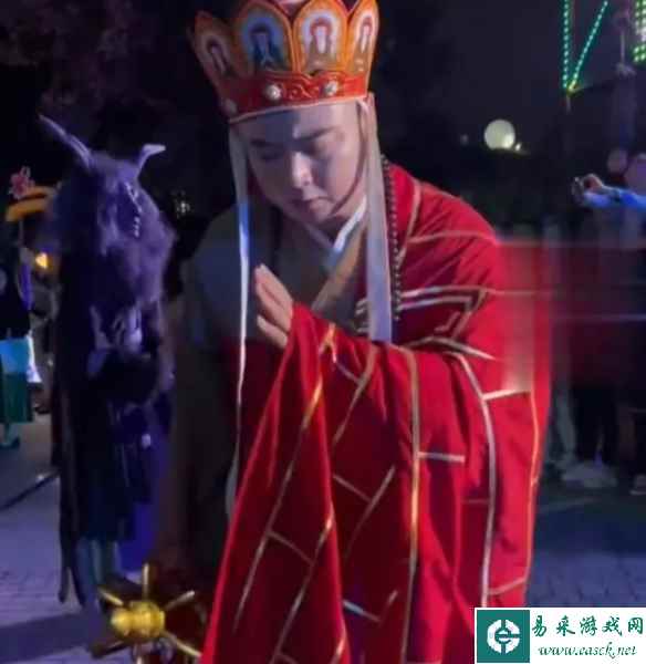 成都欢乐谷NPC唐僧神还原 网友：让你模仿没让你超越