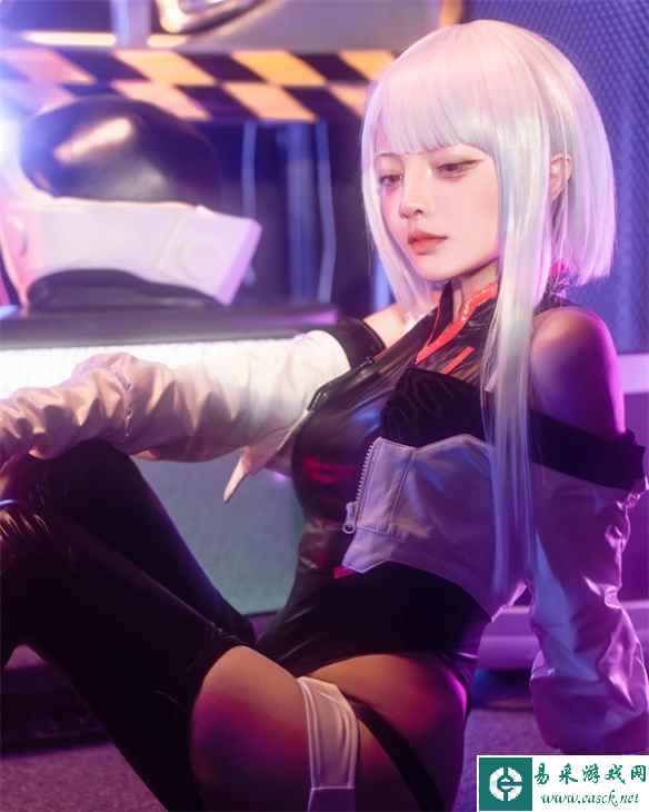 国外美女COS《赛博朋克:边缘行者》露西:清纯又可爱