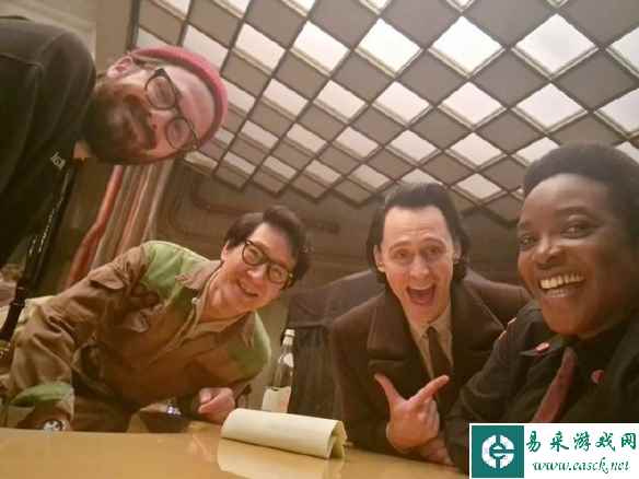 关继威分享《洛基》第二季幕后照 抖森等人笑容灿烂