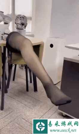 狗子闻了路人鞋直接吐了 动图 抱脸虫控制宿主全过程