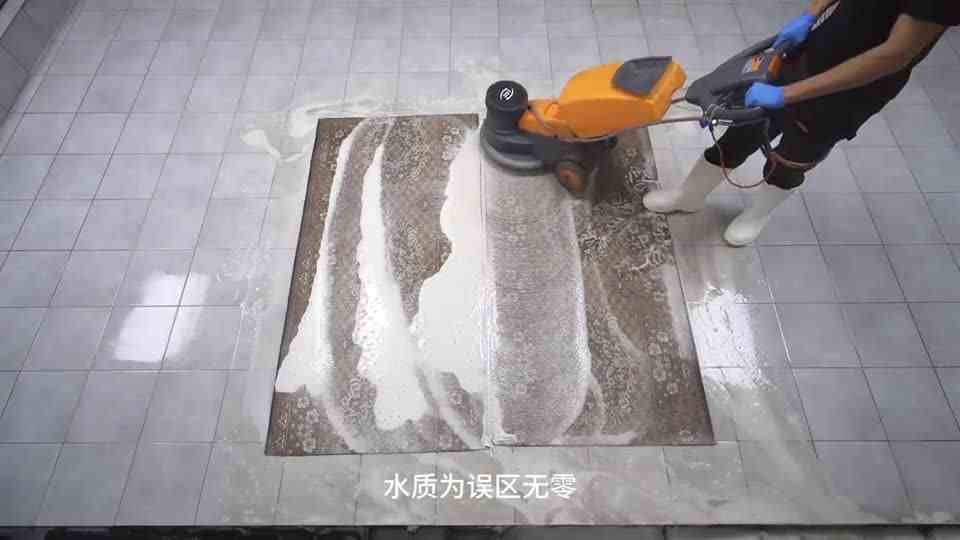 我的舍友意外连线到抓鬼直播，没想到因此一夜爆火。因为那个主播看见她时，面色苍白，哆嗦着就要关掉直播。“你身后，盘着一条巨蛇！