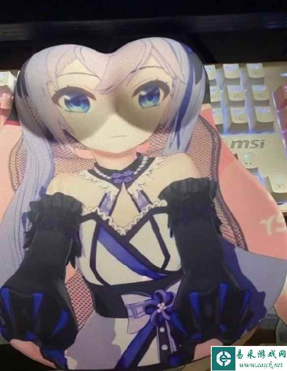 公猫肚子太肥被当成怀孕母猫 囧图 奶爸边喂娃边喂猫