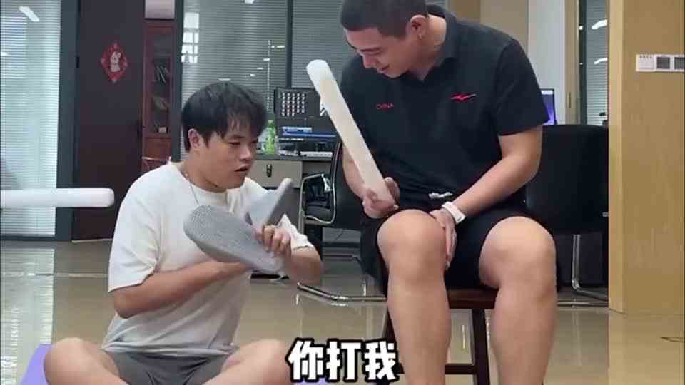 打人游戏，小姐姐腿都被打红了，结果玩不起了