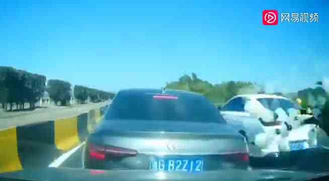 吓我一跳啊，白车瞬间跑了，搞得我防不胜防