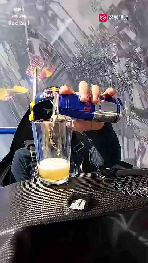 神操作！飞机翻转还在倒饮料？