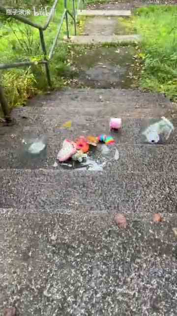 楼梯滚瓶子爆破大赛1