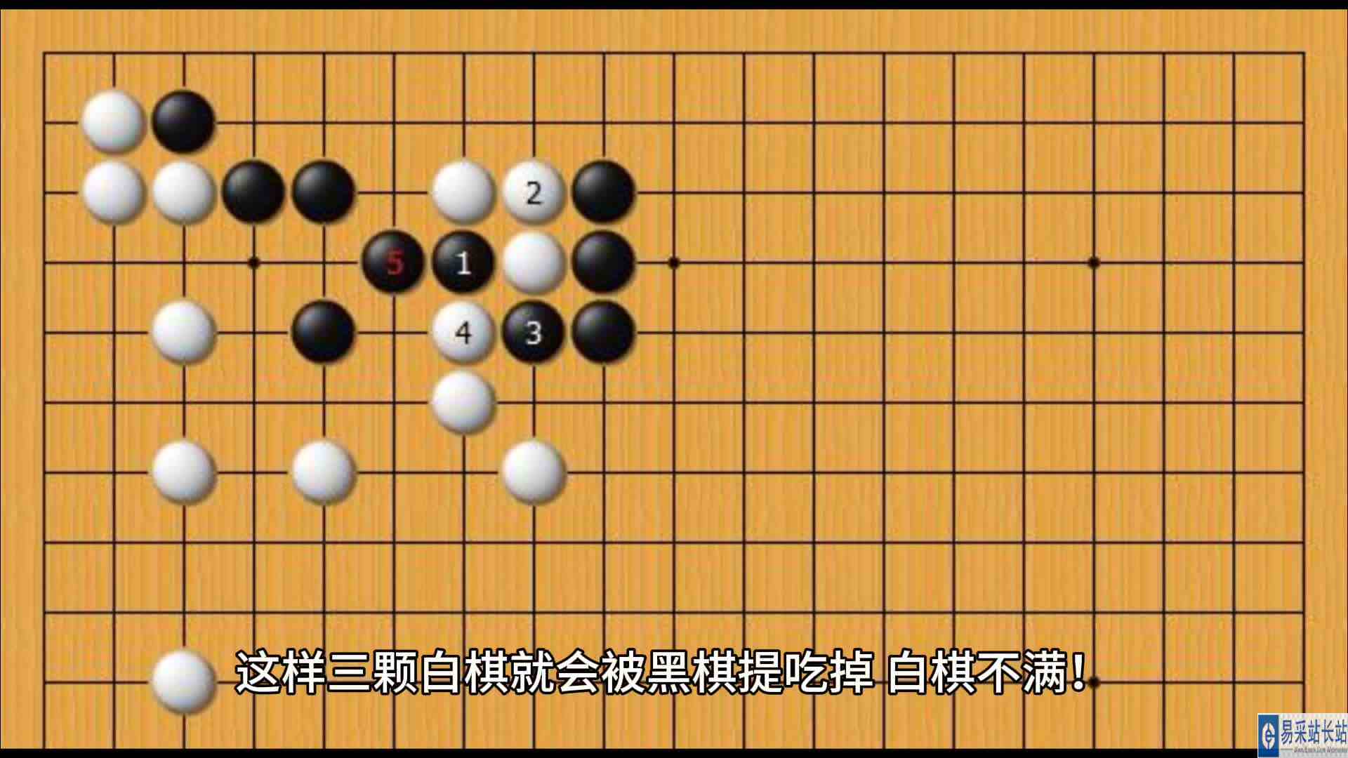 黑棋挤是手筋，夹是妙手，使两边的黑棋成功连接