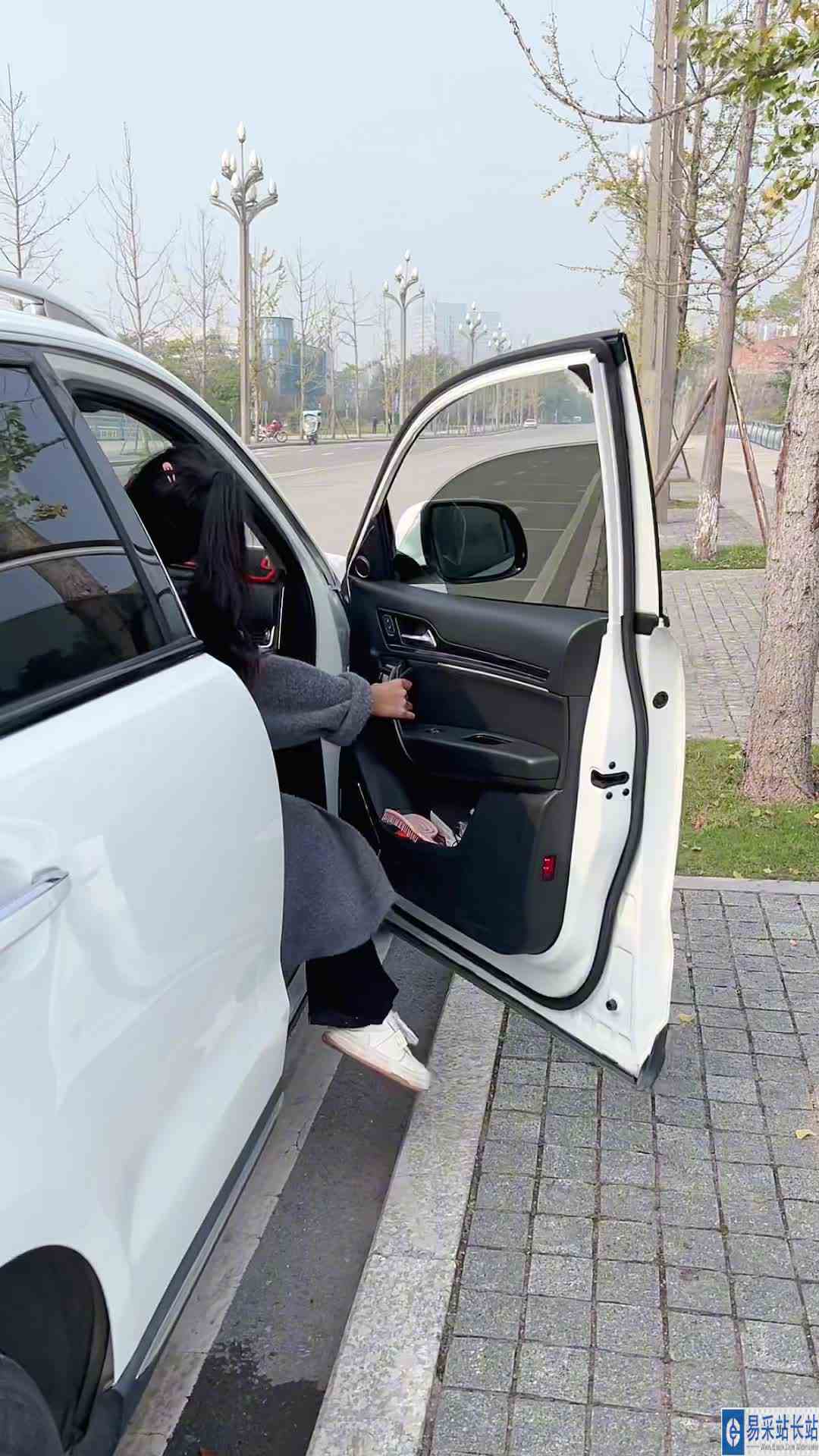 太尴尬了，这些人坐在后排都不说话的吗？我真想找个地洞钻下去！