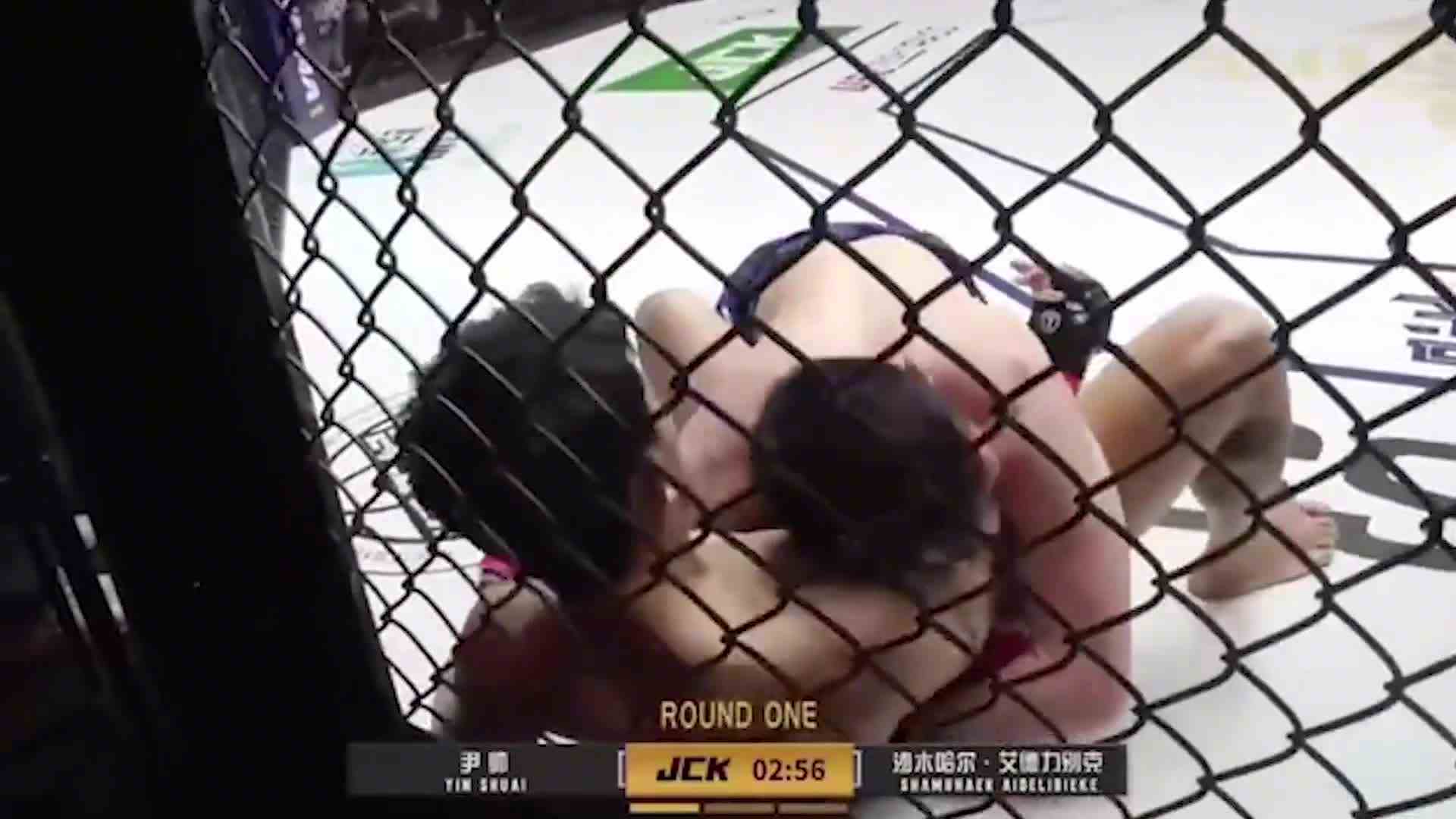小伙赛前猖狂放话打完比赛送你骨灰盒结果被按地上暴打15分钟