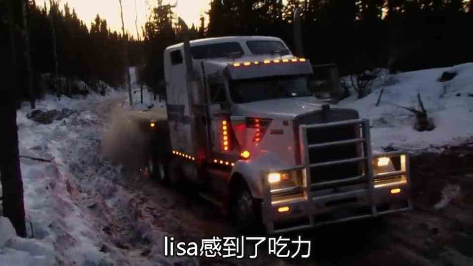 女司机被困卡车一宿，早上同伴用卡车把她撞醒！