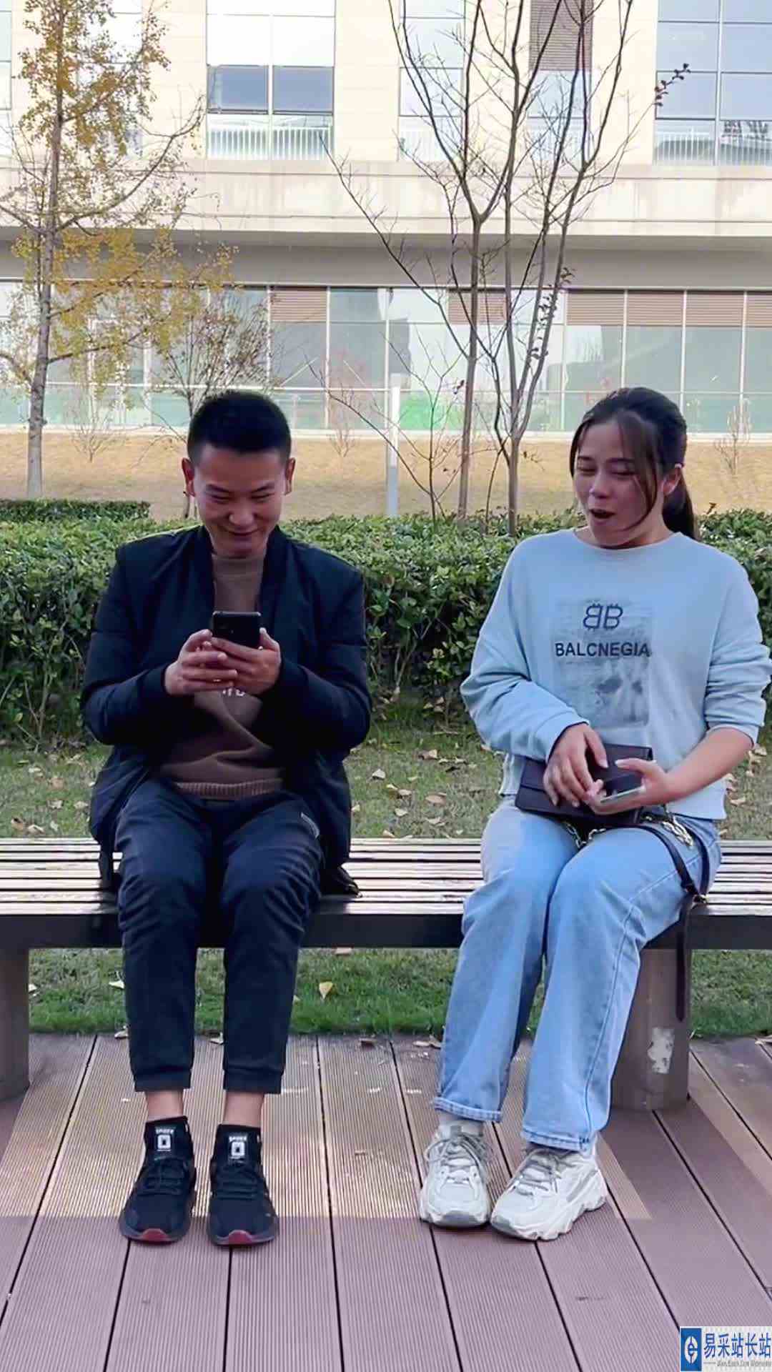 此刻我真想找个地洞钻下去！