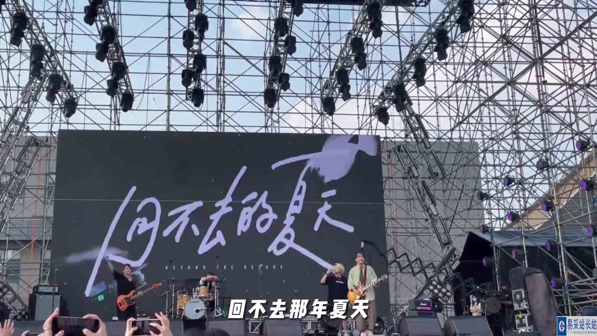 “扣1下周crush主动倒追你”