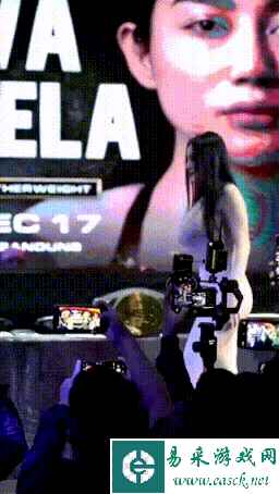 厚礼蟹真带球撞人 动图 你俩这样还是赶紧开个房间吧