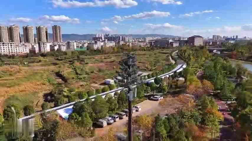 无人机飞行：穿越桥洞，上升爬行，环绕下降，向右飘移