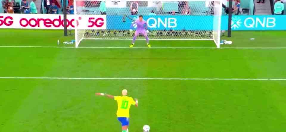 看球不如看跳舞，谁能拒绝一个会跳舞的足球巨星呢，更何况一整队