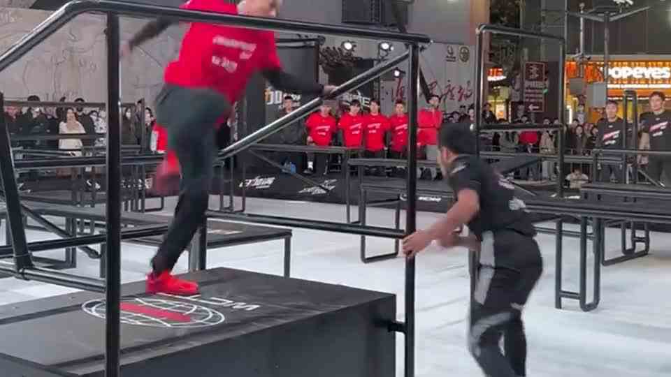 到底是追的有优势，还是先跑的有优势呢