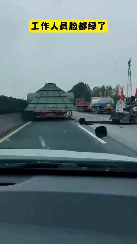 施工道路锥桶，遇到霸道大车集体卧倒
