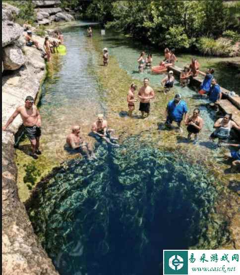 穿女装就算是猛男吗？囧图 正好锻炼下手机的柔韧性