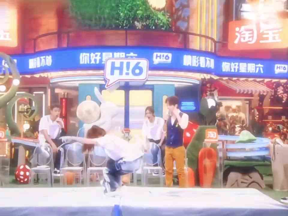 凭借自身超长待机的平衡感成功拯救了面粉中的小兔子我露的平衡力真的很绝