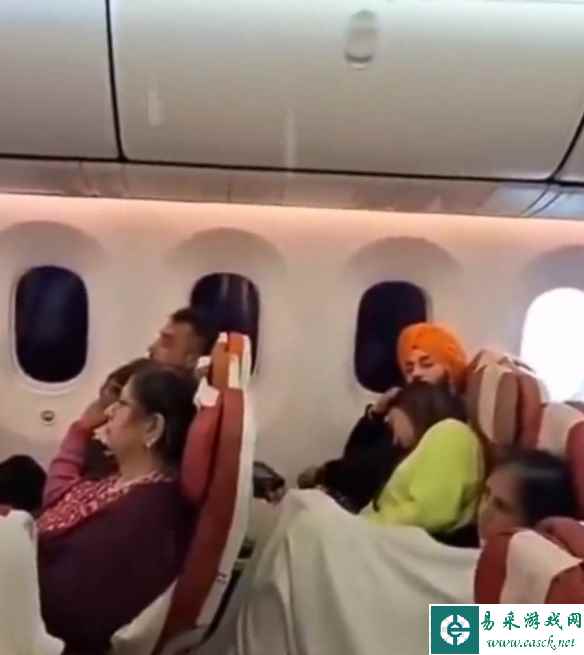印度客机飞行途中机舱漏水 乘客却安然睡觉、淡定观望