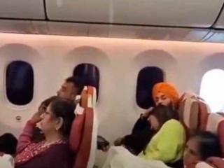 印度客机飞行途中机舱漏水 乘客却安然睡觉、淡定观望