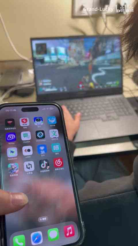 朋友，你怎么好意思边玩派手机里还有高能英雄呢？