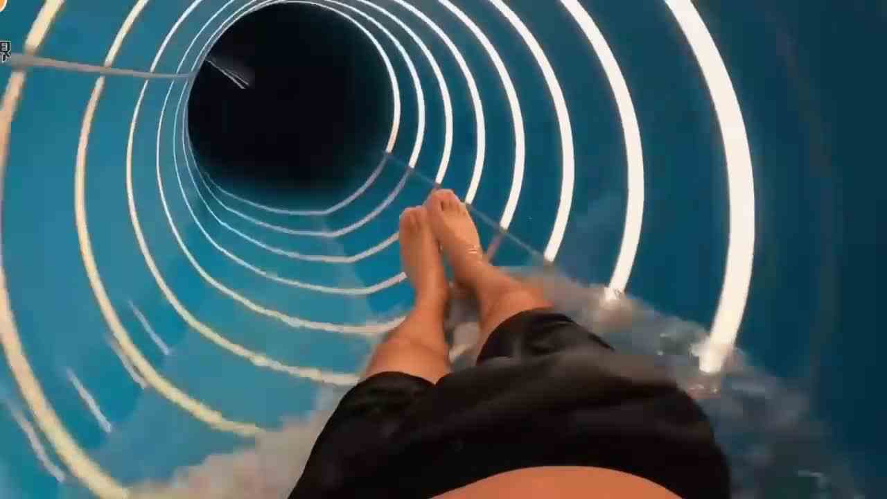 你玩过恐怖的彩虹鲨鱼滑梯吗？第一视角带你逃离恐怖恶鲨追击！