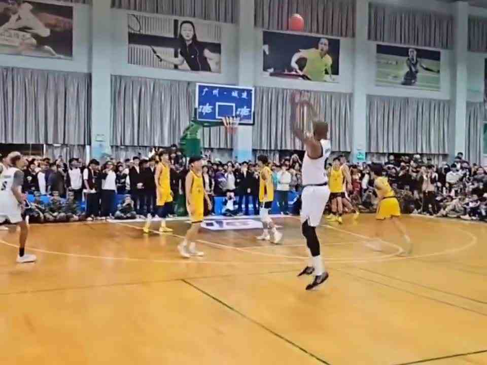 今天的比赛集梦会长都上场了！国宝8投0中！！Slim也太拼了！为了比赛的观赏性，把手都扣破了！全程高能！