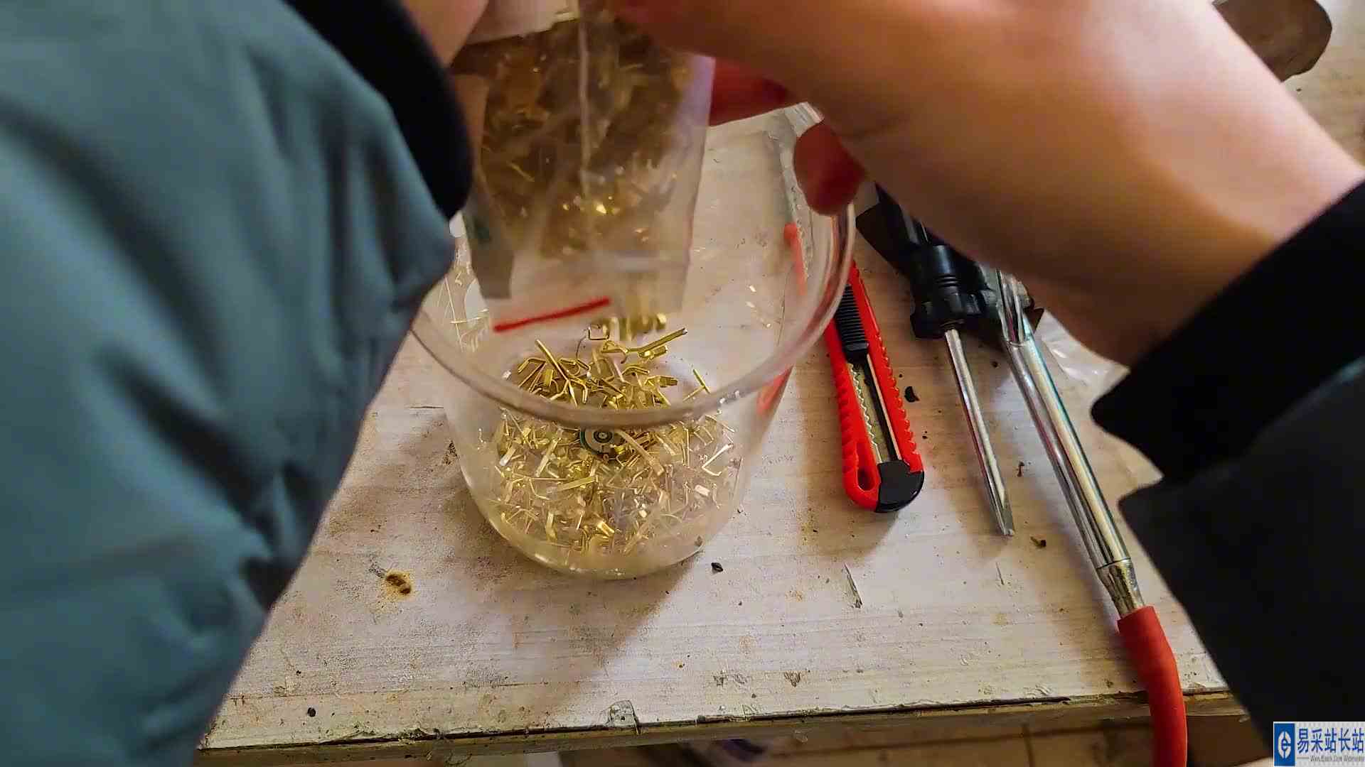 帮粉丝提炼金手指里面的黄金，没想到培养出了晶体