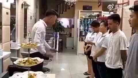 为什么对自己那么狠，对面的同事都憋坏了！