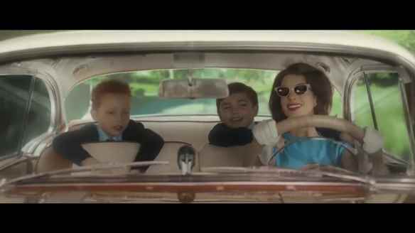 安妮海瑟薇《母性本能》曝正式预告 闺蜜间抓马不断