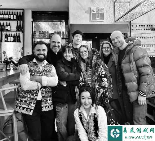 《美末》第二季剧组在加拿大集结，新旧演员合影曝光