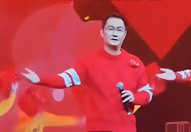 马化腾2024年会身穿红色上衣演唱粤语歌曲《祝福你》