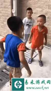 狗随主人不是没有道理的 动图 一般人踢不出这个效果