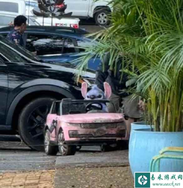 真人版《星际宝贝》首曝片场照 史迪奇驾驶粉色敞篷车