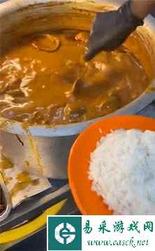 在地铁上脱鞋鞋被踢下车 动图 小猫把男子当妈狂吸奶