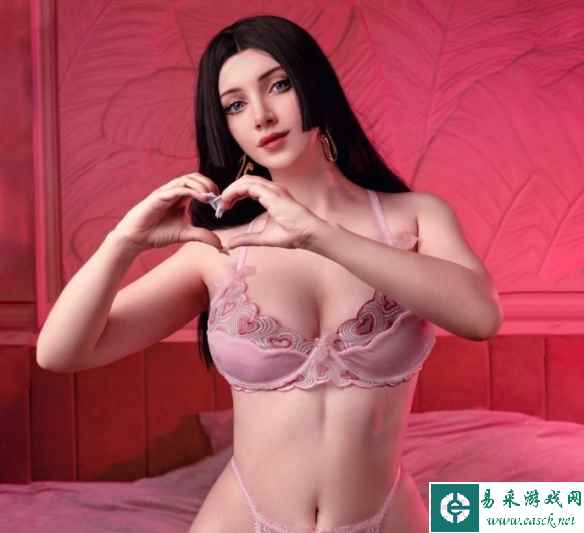 俄妹COS《海贼王》女帝 迷人深V大长腿让你口水直流