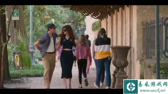 安妮海瑟薇年下恋新片曝预告 和小狼狗主唱的甜蜜日常