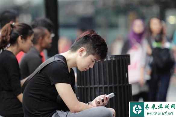 低头玩手机等于头顶50斤?专家:长期低头玩手机会变丑