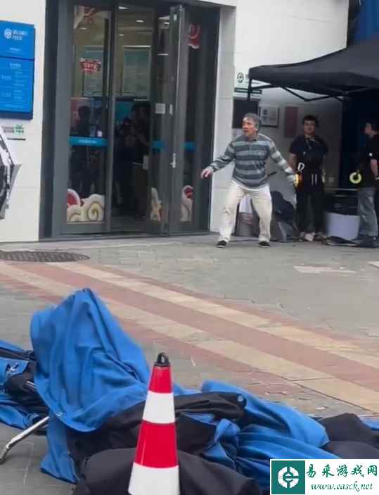 69岁成龙拍戏路透画面曝光：头发已花白仍在拍动作戏