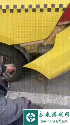 蜘蛛侠戴着头罩怎么喝可乐？动图 这椰汁我从小喝到大