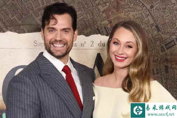 要当爸爸了！“大超”亨利·卡维尔确认女友已经怀孕