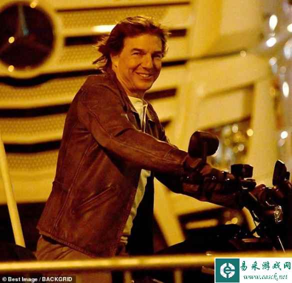 《碟中谍8》曝片场照 阿汤哥巴黎街头骑摩托笑容满面