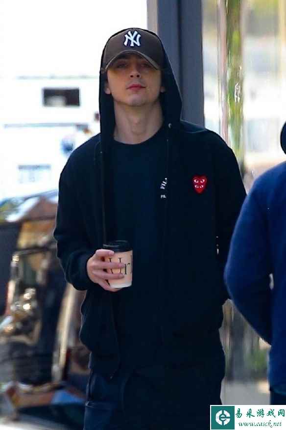 “甜茶”提莫西·查拉梅曝街拍照 头戴鸭舌帽轻松惬意！